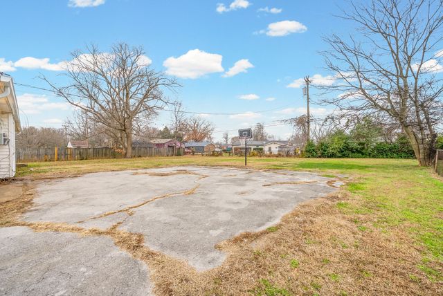 2215 Green Acres Dr, Clarksville, TN 37042