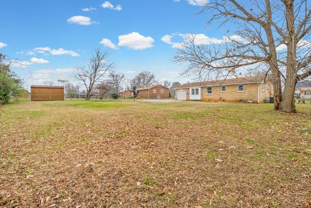 2215 Green Acres Dr, Clarksville, TN 37042