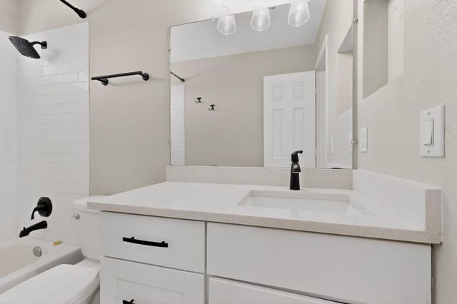 6915 Eastford Place NW, Albuquerque, NM 87114