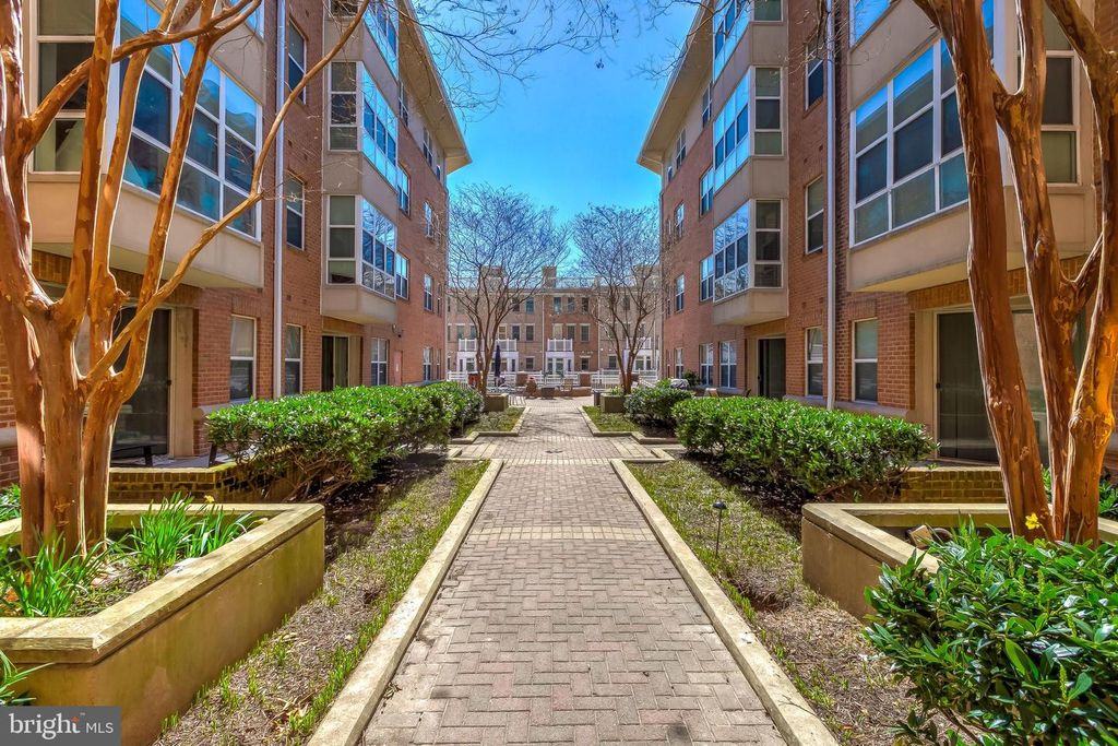 Image 4 of property listing at 23 PIERSIDE DR #130, Baltimore, MD 21230