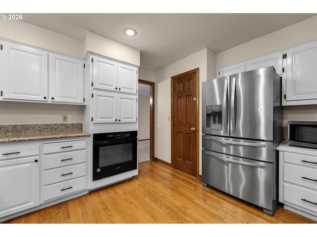 17973 SAINT CLAIR Dr, Lake Oswego, OR 97034