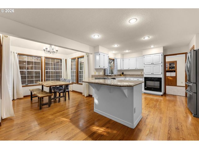 17973 SAINT CLAIR Dr, Lake Oswego, OR 97034