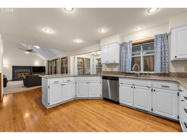 17973 SAINT CLAIR Dr, Lake Oswego, OR 97034