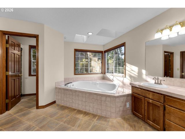 17973 SAINT CLAIR Dr, Lake Oswego, OR 97034