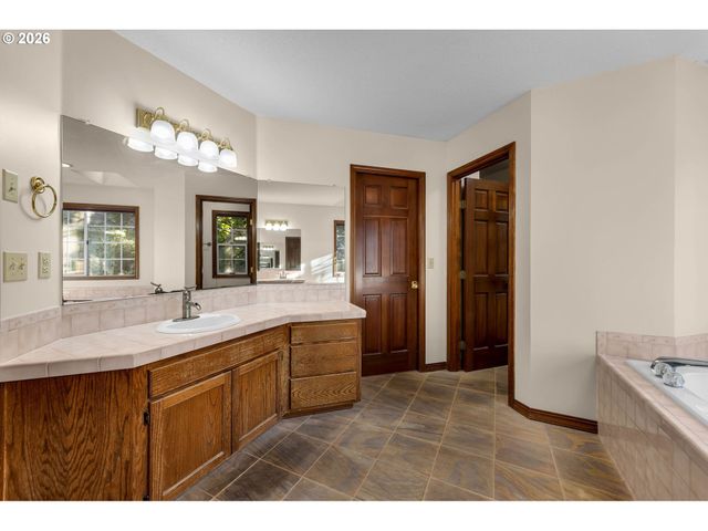 17973 SAINT CLAIR Dr, Lake Oswego, OR 97034