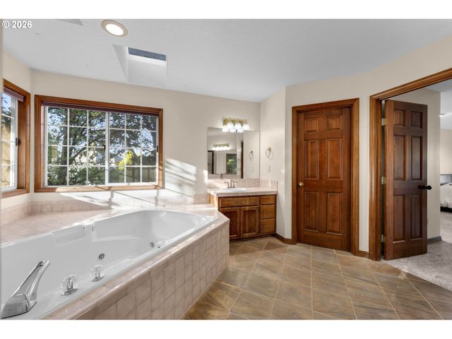 17973 SAINT CLAIR Dr, Lake Oswego, OR 97034
