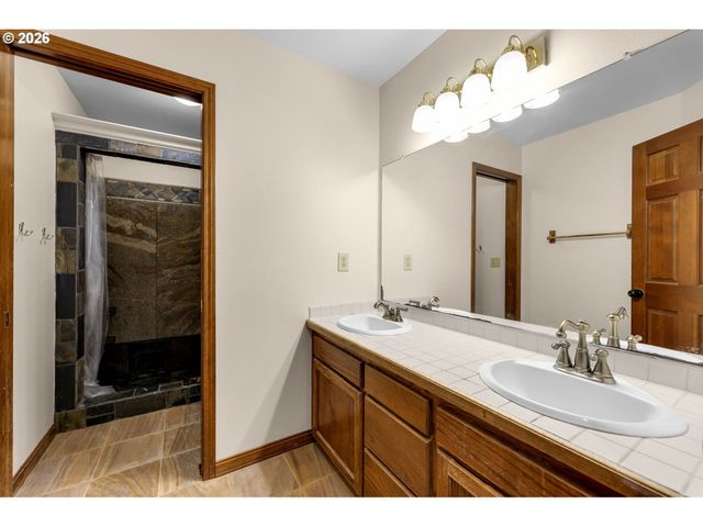 17973 SAINT CLAIR Dr, Lake Oswego, OR 97034