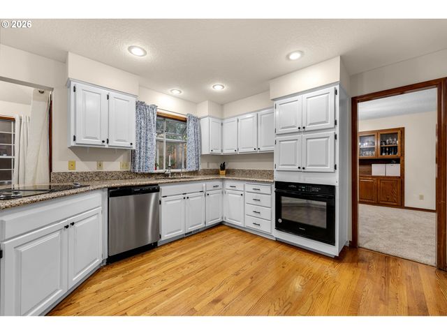 17973 SAINT CLAIR Dr, Lake Oswego, OR 97034