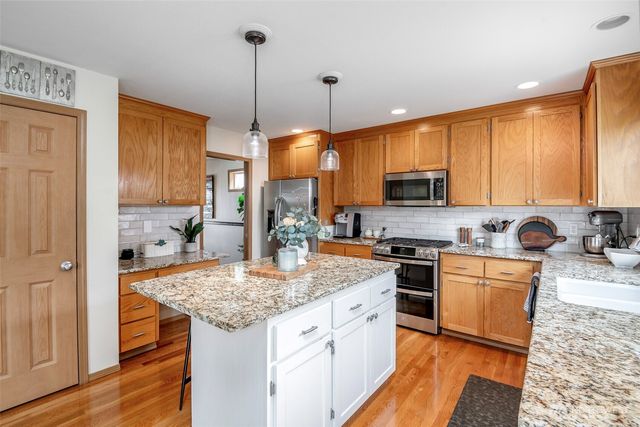 8214 70th Avenue Ct E, Puyallup, WA 98371