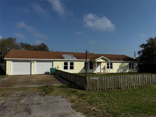 629 S 9th St, Aransas Pass, TX 78336