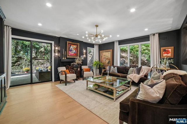 25 Yorkview Drive CN, Edgewater, NJ 07020