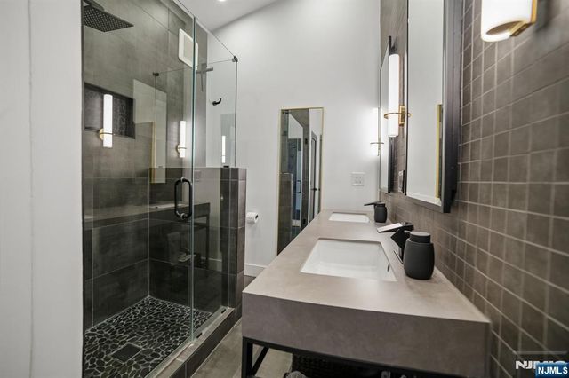25 Yorkview Drive CN, Edgewater, NJ 07020