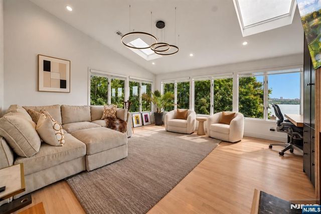 25 Yorkview Drive CN, Edgewater, NJ 07020