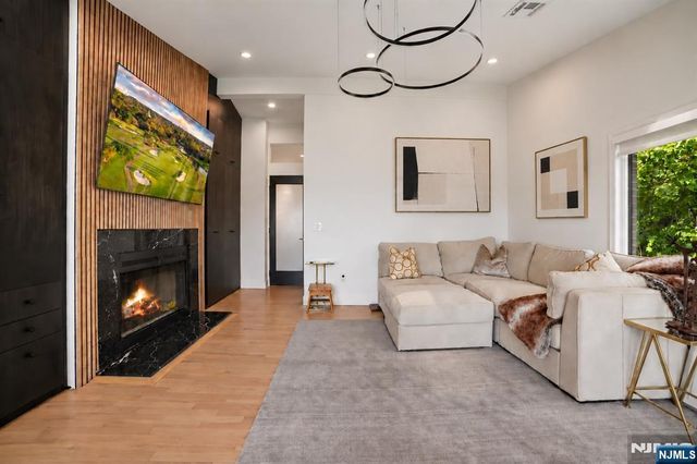 25 Yorkview Drive CN, Edgewater, NJ 07020