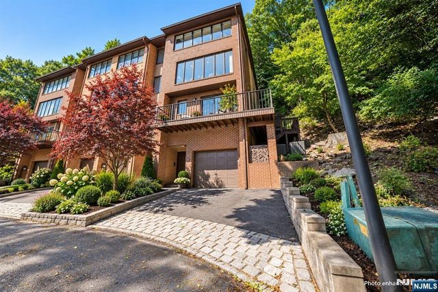 25 Yorkview Drive CN, Edgewater, NJ 07020