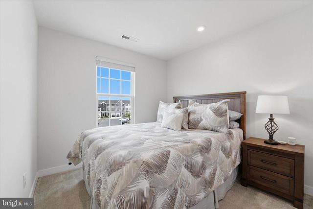 121 PLAZA DR, Sicklerville, NJ 08081
