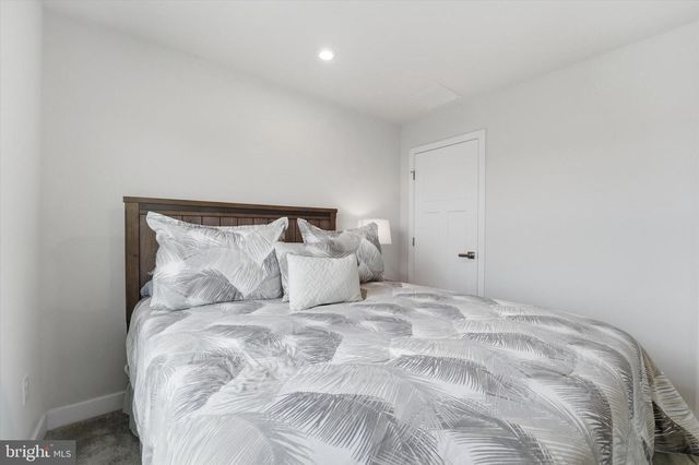 121 PLAZA DR, Sicklerville, NJ 08081