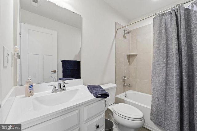 121 PLAZA DR, Sicklerville, NJ 08081