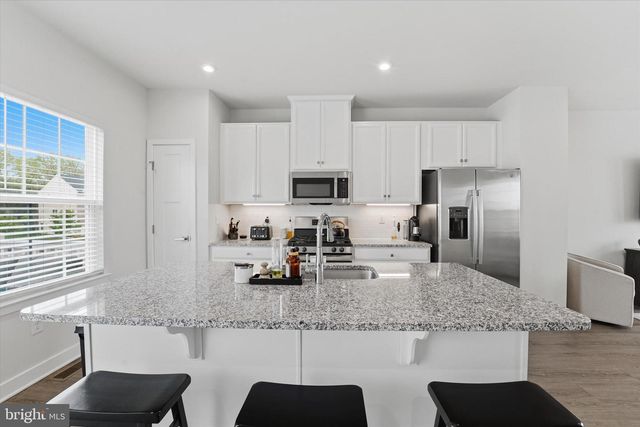 121 PLAZA DR, Sicklerville, NJ 08081