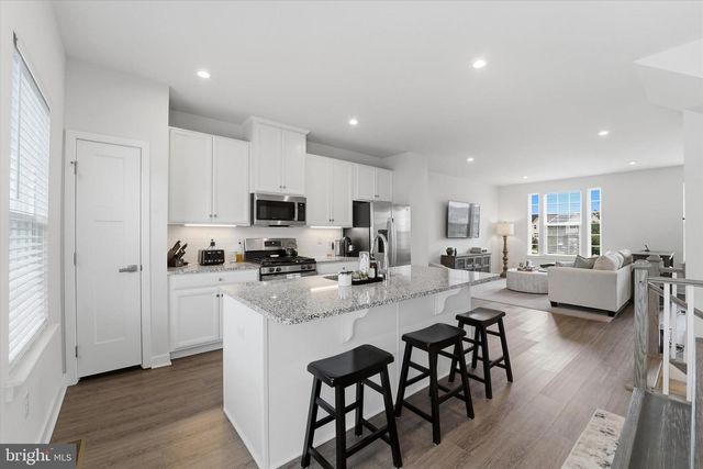 121 PLAZA DR, Sicklerville, NJ 08081