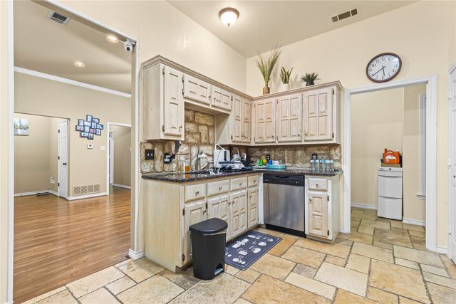 1931 Hearthside Lane, Garland, TX 75044