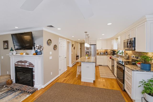 44 Clark Rd, Sturbridge, MA 01518