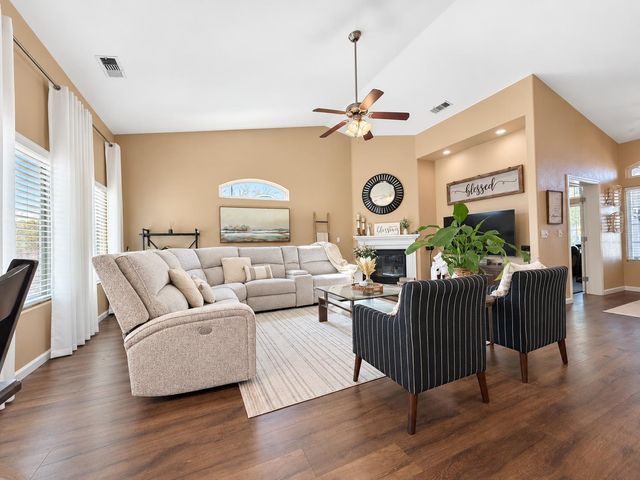 174 S Apricot Avenue, Fresno, CA 93727