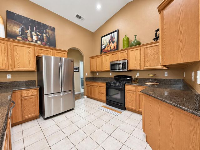 174 S Apricot Avenue, Fresno, CA 93727