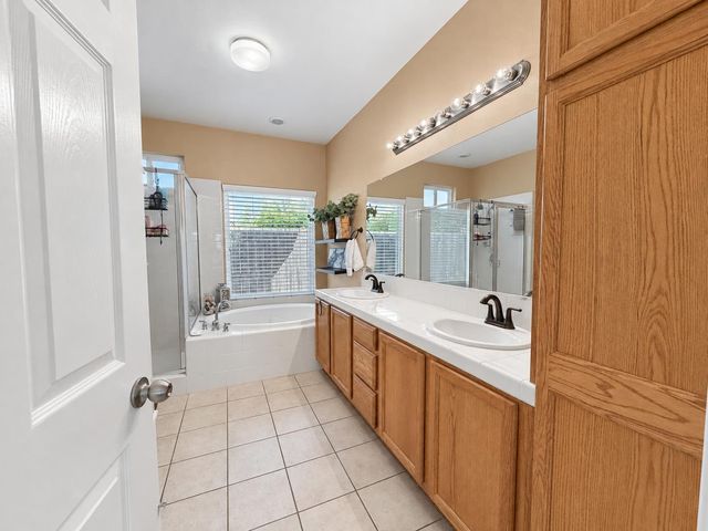 174 S Apricot Avenue, Fresno, CA 93727