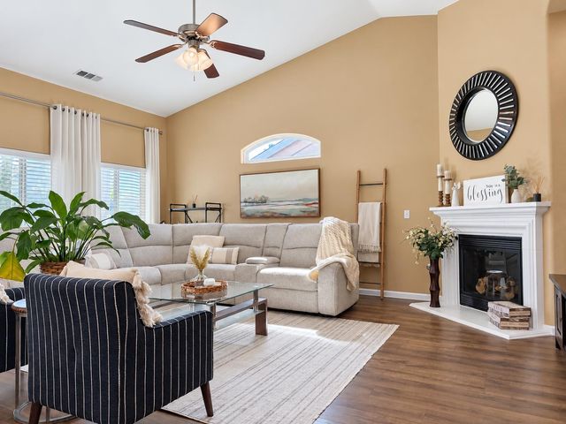 174 S Apricot Avenue, Fresno, CA 93727