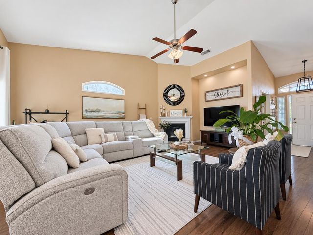 174 S Apricot Avenue, Fresno, CA 93727