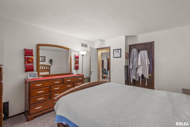 4661 HITCHING POST Court, Davenport, IA 52804