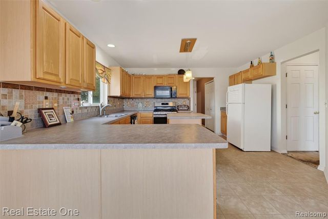 510 Boulder Lake Drive, Oxford, MI 48371