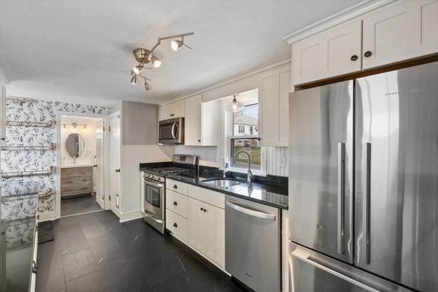 18 Sherman Pl, Woburn, MA 01801