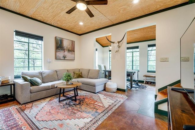 112 Boulder LN, Manor, TX 78653