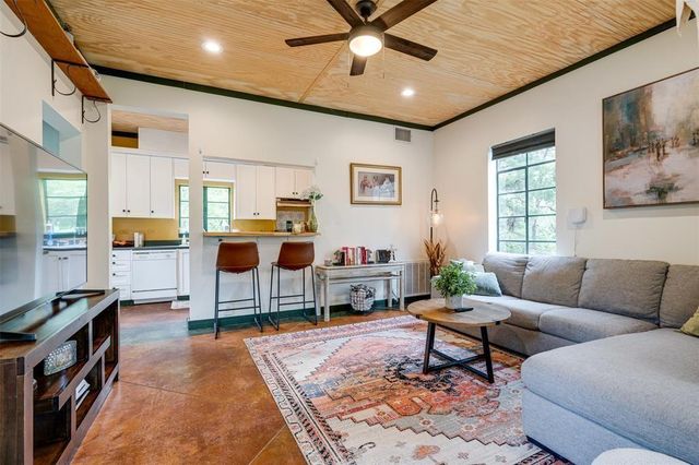 112 Boulder LN, Manor, TX 78653