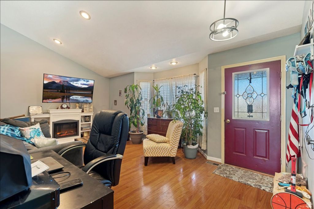 Image 3 of property listing at 160 E 400 N, Smithfield, UT 84335