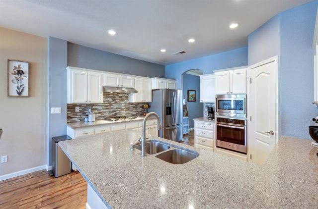 8434 N Savory Way, Fresno, CA 93720