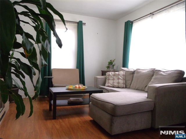 32 Dojean Court, Bergenfield, NJ 07621