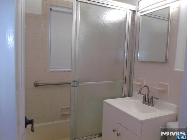 32 Dojean Court, Bergenfield, NJ 07621