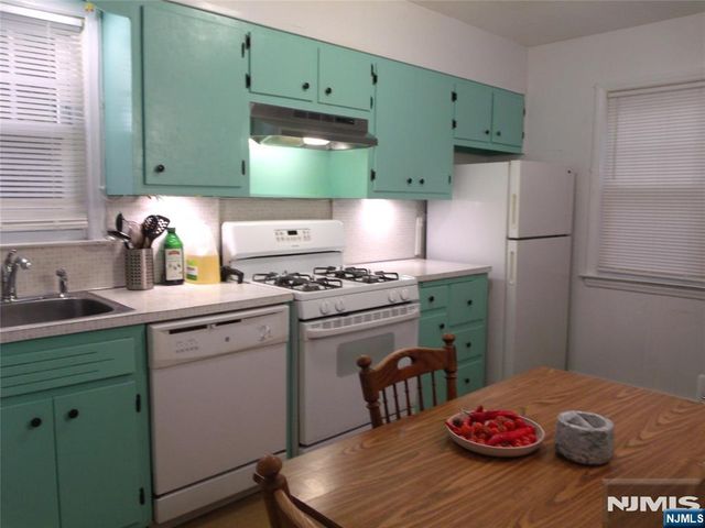 32 Dojean Court, Bergenfield, NJ 07621