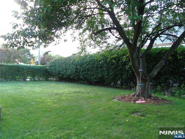 32 Dojean Court, Bergenfield, NJ 07621