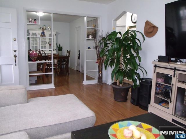 32 Dojean Court, Bergenfield, NJ 07621