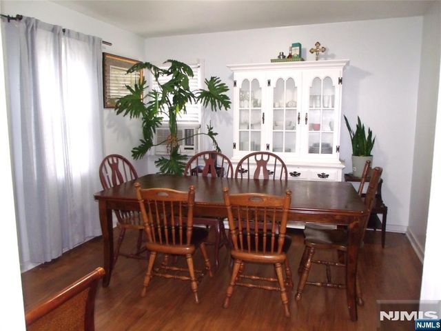 32 Dojean Court, Bergenfield, NJ 07621
