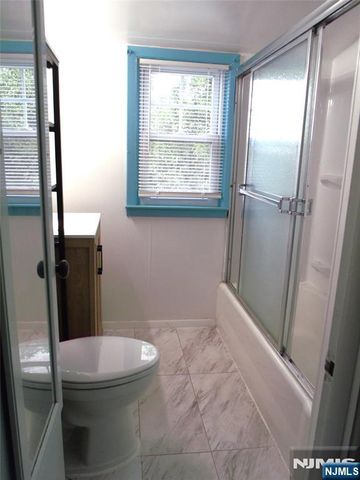 32 Dojean Court, Bergenfield, NJ 07621