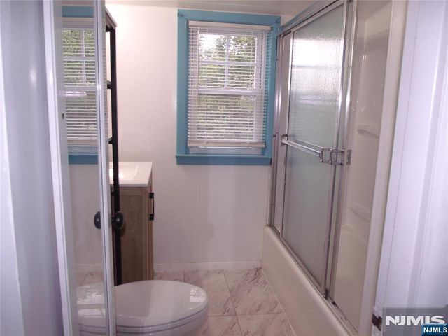 32 Dojean Court, Bergenfield, NJ 07621