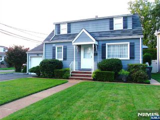 32 Dojean Court, Bergenfield, NJ 07621