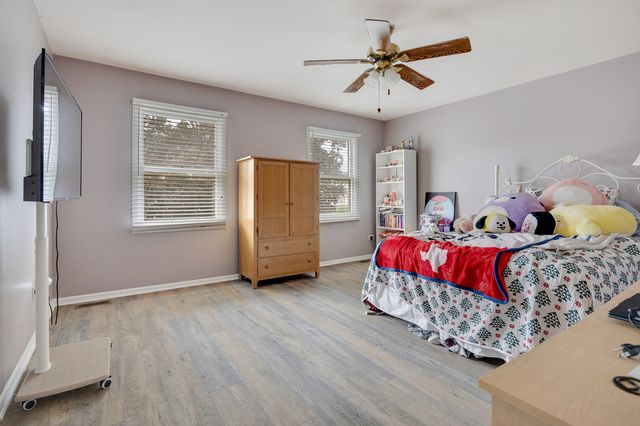 717 S Point Drive, Schaumburg, IL 60193