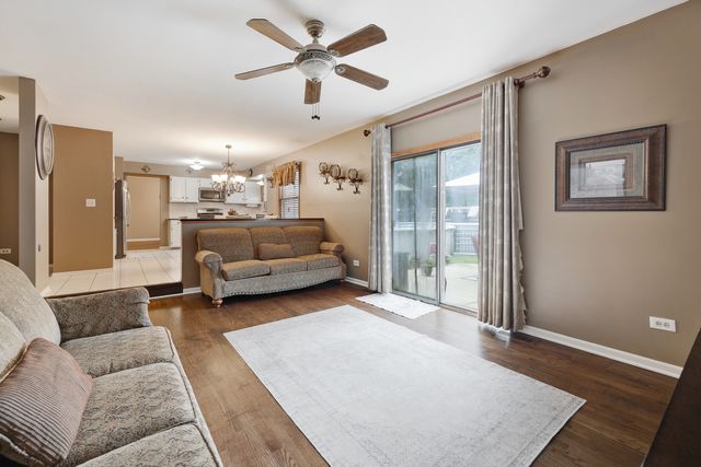 717 S Point Drive, Schaumburg, IL 60193