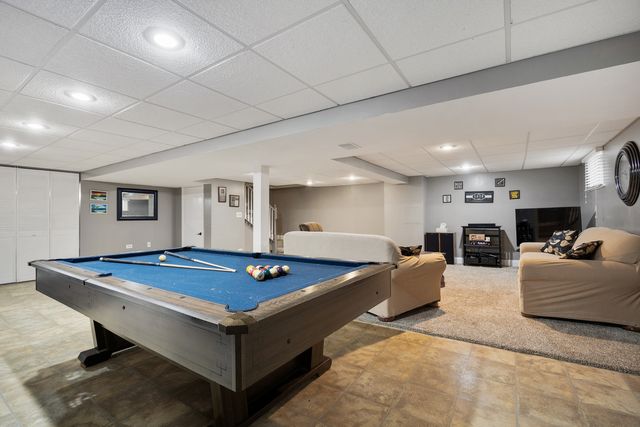 717 S Point Drive, Schaumburg, IL 60193